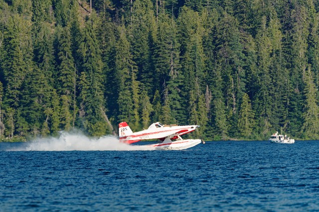 AT802.float Plane Collecting Water.fire Boat.6307